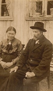 1918.07.21 - Hanna Marie og Hartvik Kristiansen utenfor våningshuset i Ravik - tatt under bryllupet til sønnen Hagen-v2